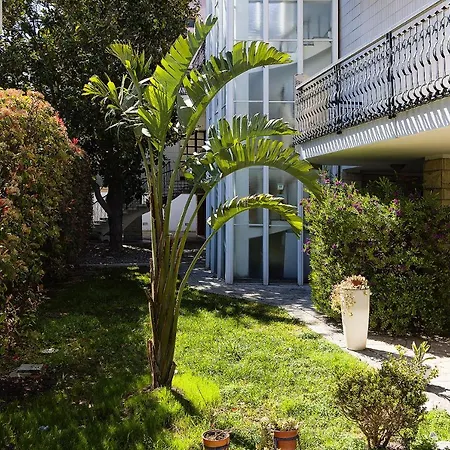 Il Giardino Di Flora Con Piscina