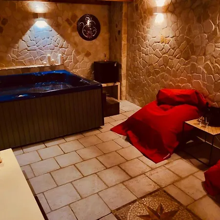 Il Giardino Di Flora Con Piscina Λέτσε