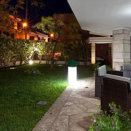 Il Giardino Di Flora Con Piscina Λέτσε