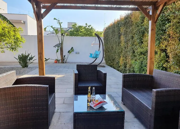 Il Giardino Di Flora Con Piscina & Jacuzzi 招待所 莱切