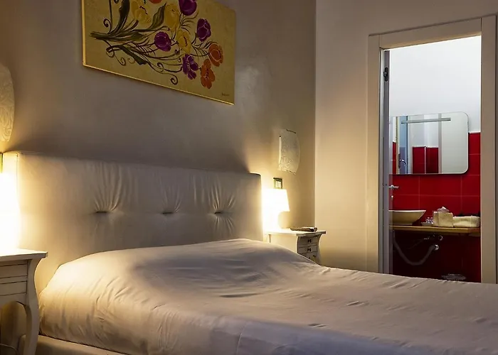 Il Giardino Di Flora Con Piscina & Jacuzzi 招待所 4*