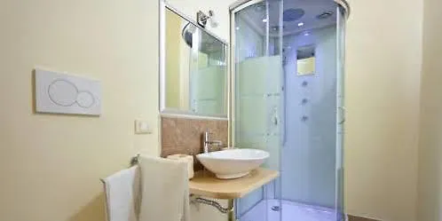 Il Giardino Di Flora Con Piscina & Jacuzzi 莱切