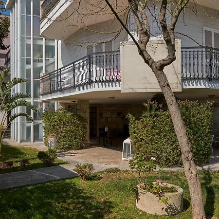 Il Giardino Di Flora Con Piscina