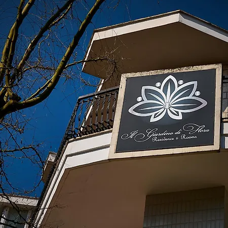 Il Giardino Di Flora Con Piscina