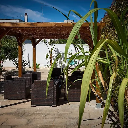 Il Giardino Di Flora Con Piscina Guest house