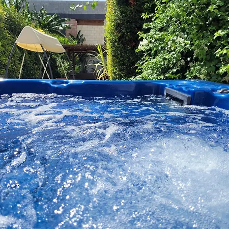 Il Giardino Di Flora Con Piscina & Jacuzzi Penzion Lecce