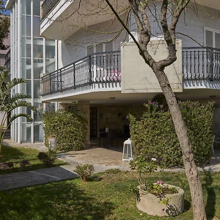 Il Giardino Di Flora Con Piscina & Jacuzzi Lecce