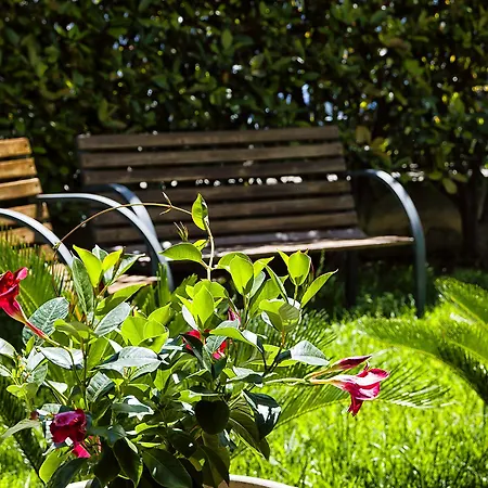 Penzion Il Giardino Di Flora Con Piscina & Jacuzzi Lecce