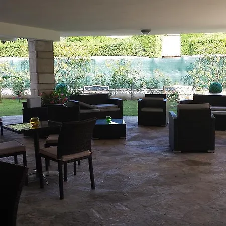 Il Giardino Di Flora Con Piscina