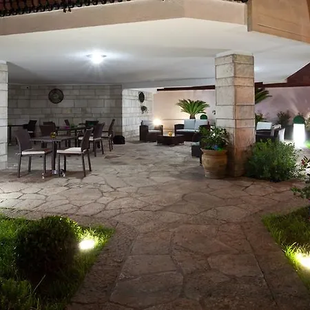Il Giardino Di Flora Con Piscina